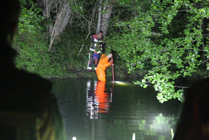 Hulpdiensten redden hond uit water