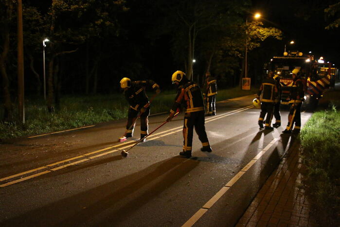 Personenauto beschadigd na omvallende boom