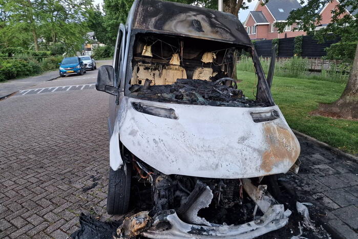 Bestelbus volledig uitgebrand
