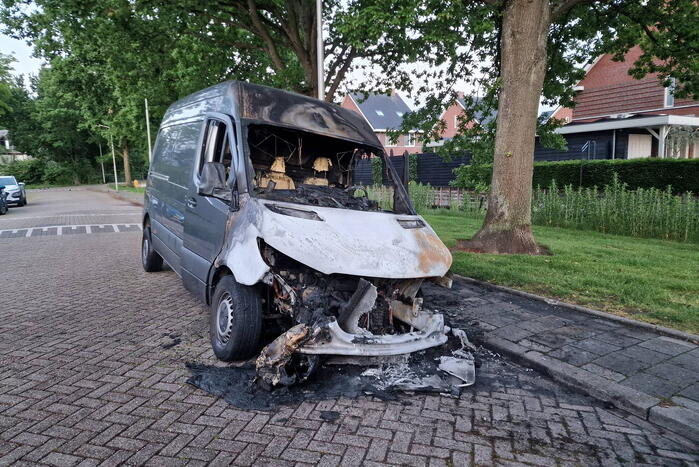 Bestelbus volledig uitgebrand
