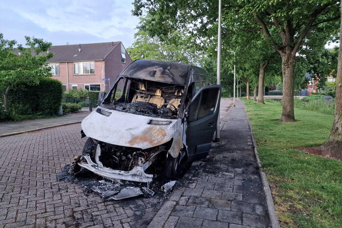 Bestelbus volledig uitgebrand