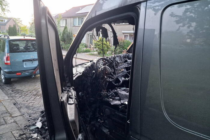 Bestelbus volledig uitgebrand