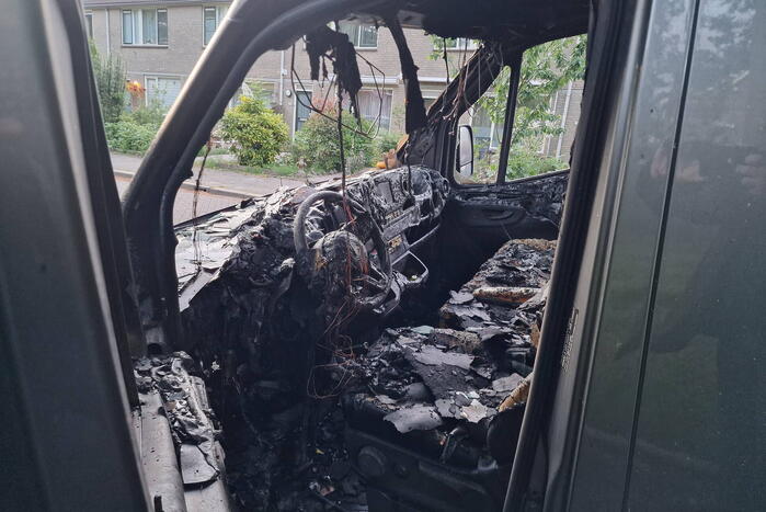Bestelbus volledig uitgebrand