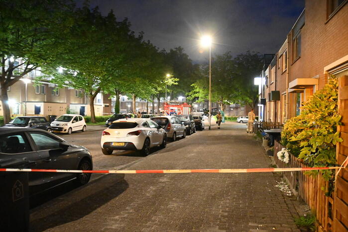 Autobrand en voordeur vernield na explosie