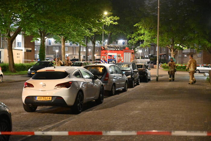 Autobrand en voordeur vernield na explosie