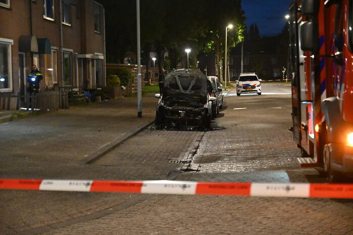 Autobrand en voordeur vernield na explosie