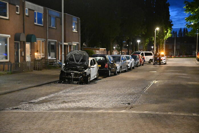 Autobrand en voordeur vernield na explosie