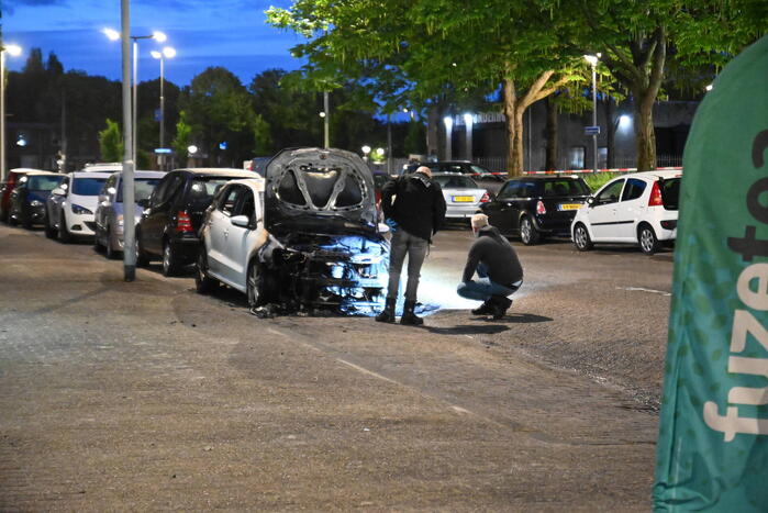 Autobrand en voordeur vernield na explosie