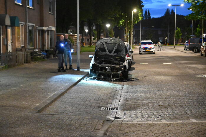 Autobrand en voordeur vernield na explosie
