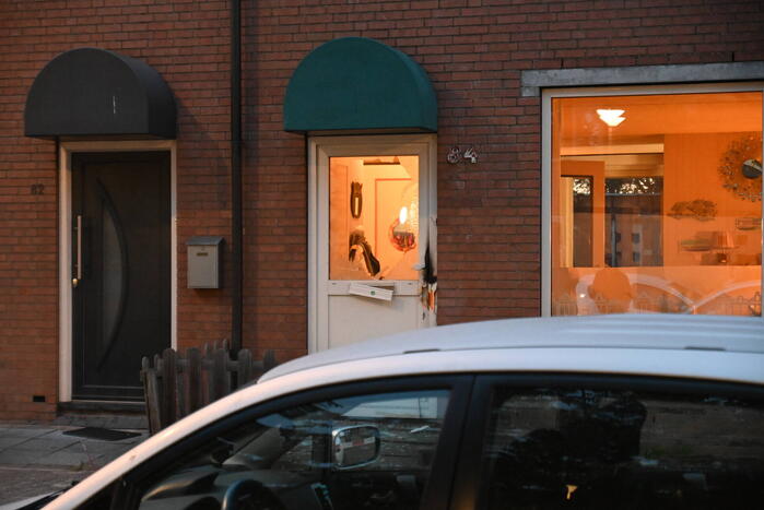 Autobrand en voordeur vernield na explosie