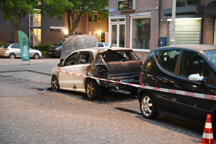 Autobrand en voordeur vernield na explosie