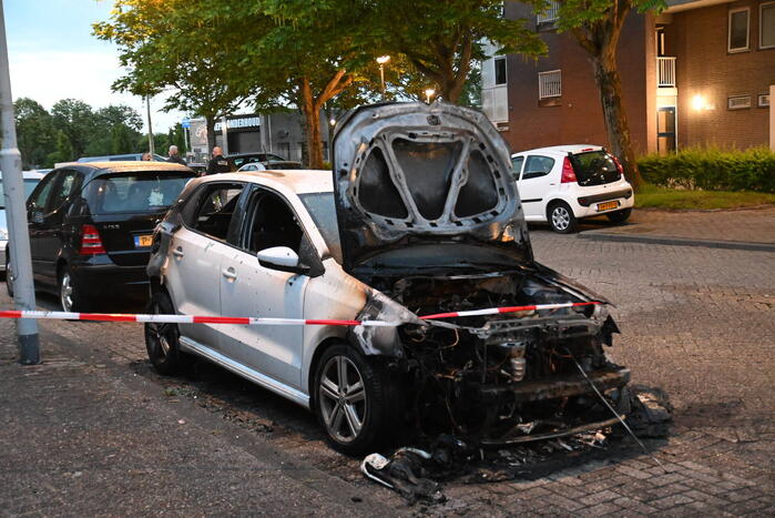 Autobrand en voordeur vernield na explosie