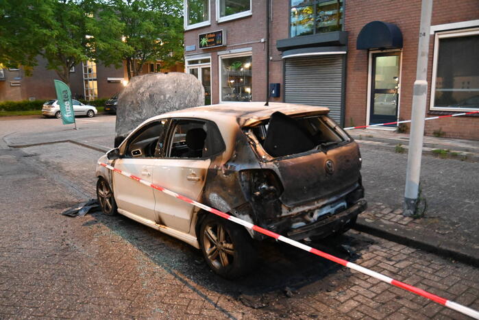 Autobrand en voordeur vernield na explosie