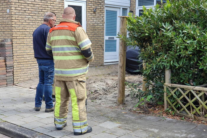 Schuttingpaal zorgt voor gaslekkage in voortuin