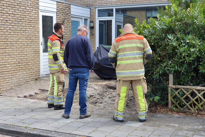 Schuttingpaal zorgt voor gaslekkage in voortuin