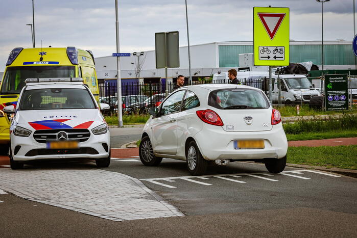 Jongedame op brommer aangereden op fietspad