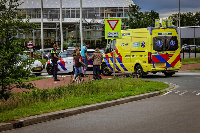 Jongedame op brommer aangereden op fietspad