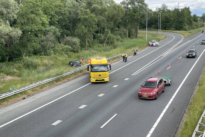 Auto slaat over de kop in berm