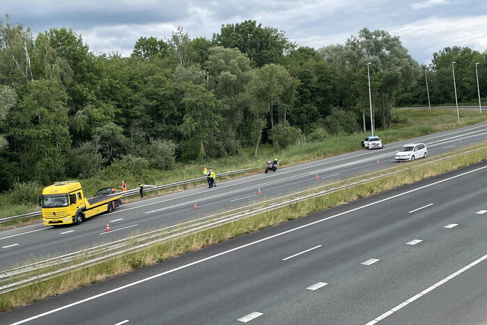 Auto slaat over de kop in berm