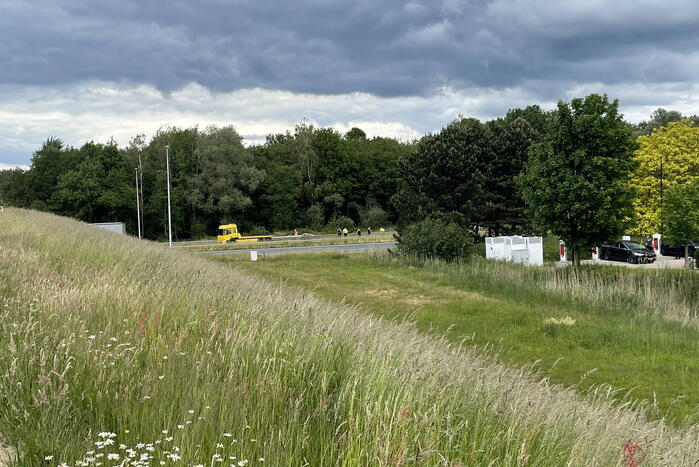 Auto slaat over de kop in berm