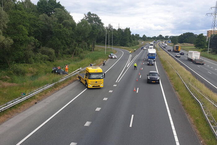 Auto slaat over de kop in berm