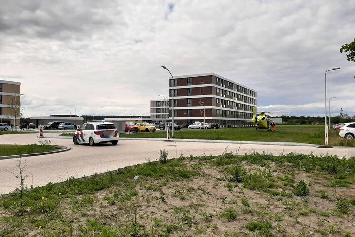 Vrouw door persoon van hoogte geduwd