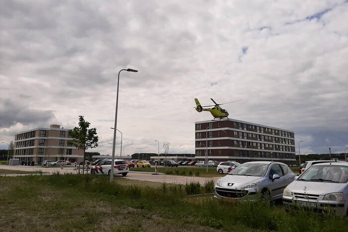 Vrouw door persoon van hoogte geduwd