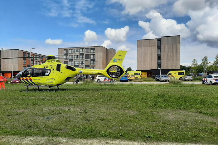 Vrouw door persoon van hoogte geduwd