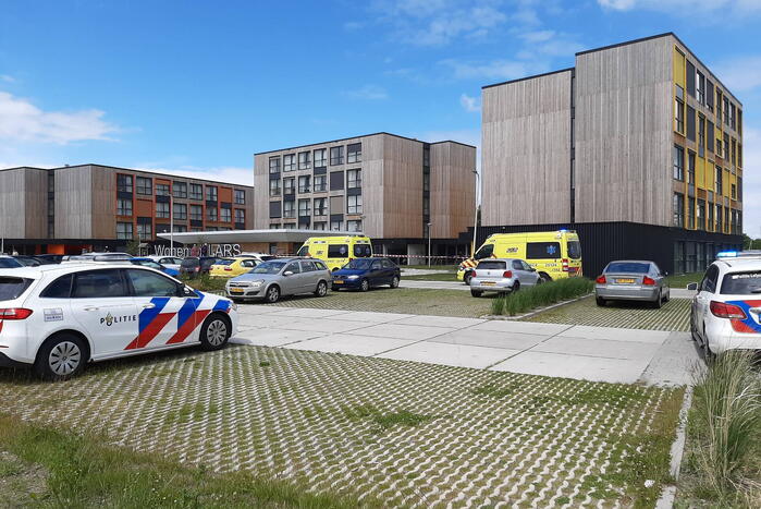 Vrouw door persoon van hoogte geduwd