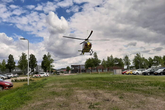 Vrouw door persoon van hoogte geduwd