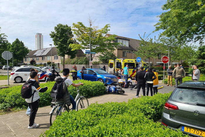 Scooterrijder geschept door overstekende automobilist