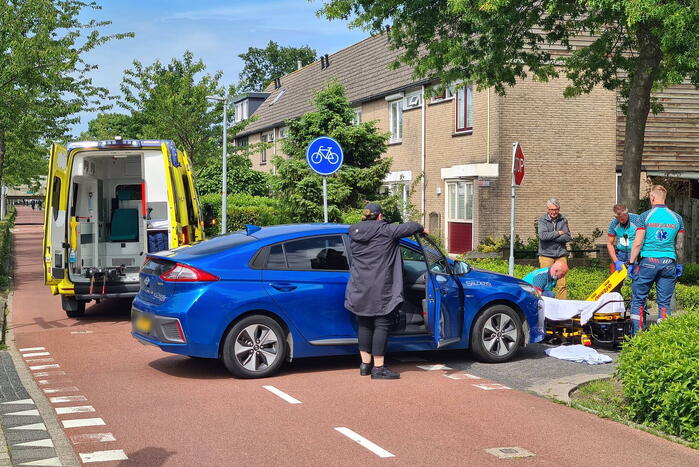 Scooterrijder geschept door overstekende automobilist