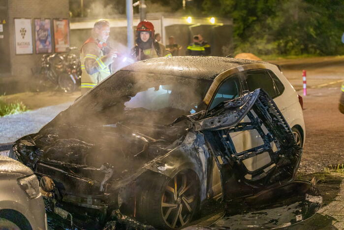 Auto brandt volledig uit na brandstichting