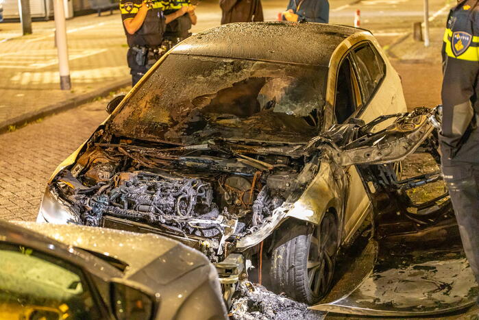 Auto brandt volledig uit na brandstichting