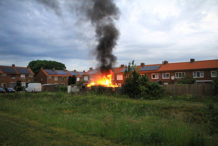 Flinke vlammen bij brand in achtertuin