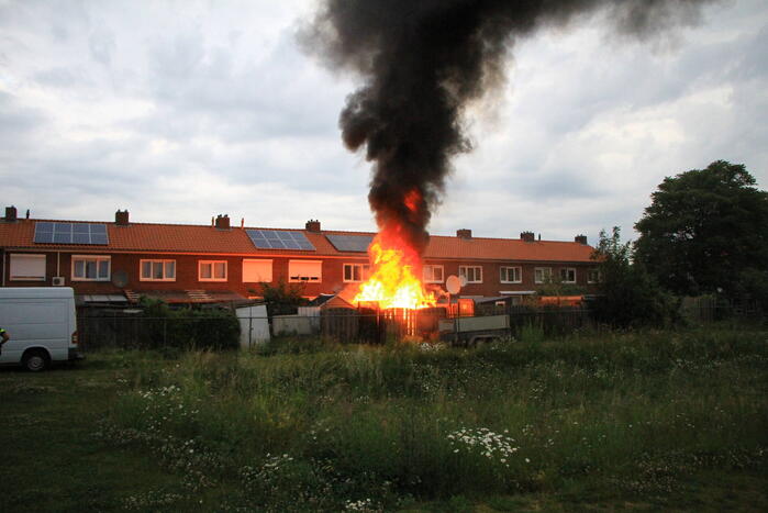 Flinke vlammen bij brand in achtertuin