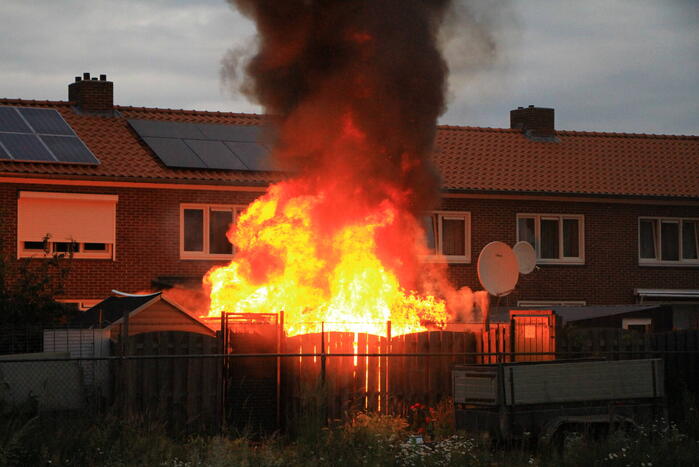 Flinke vlammen bij brand in achtertuin