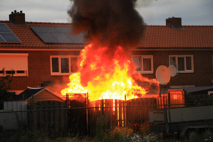 Flinke vlammen bij brand in achtertuin