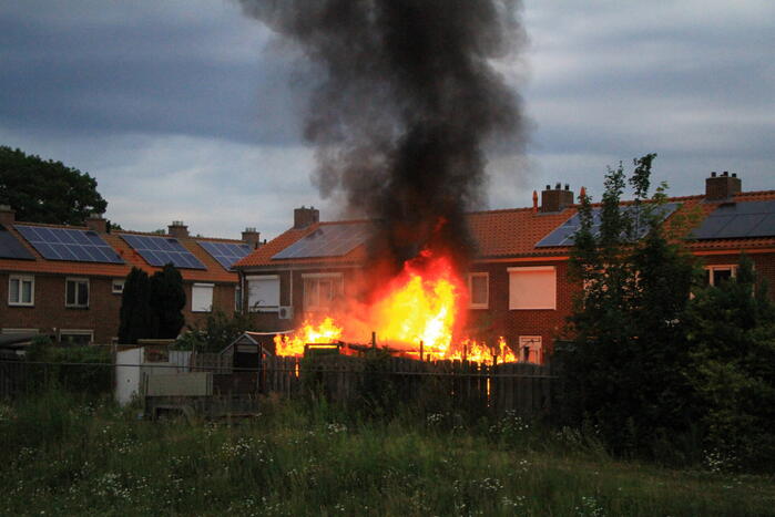 Flinke vlammen bij brand in achtertuin