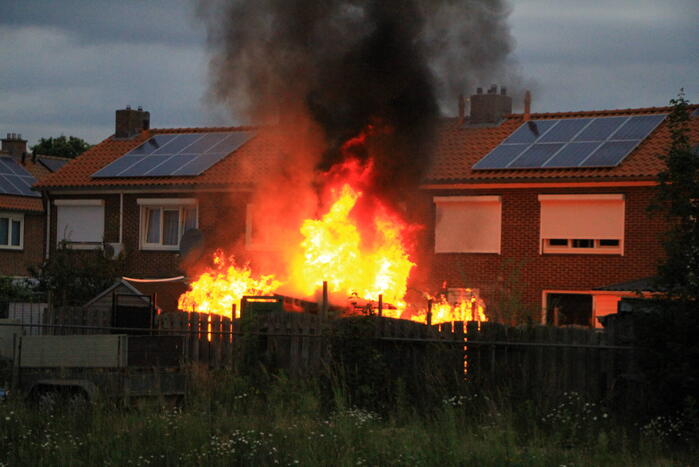 Flinke vlammen bij brand in achtertuin