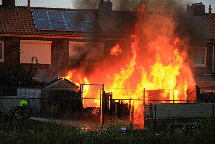 Flinke vlammen bij brand in achtertuin