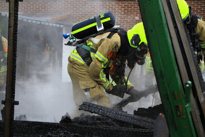 Flinke vlammen bij brand in achtertuin