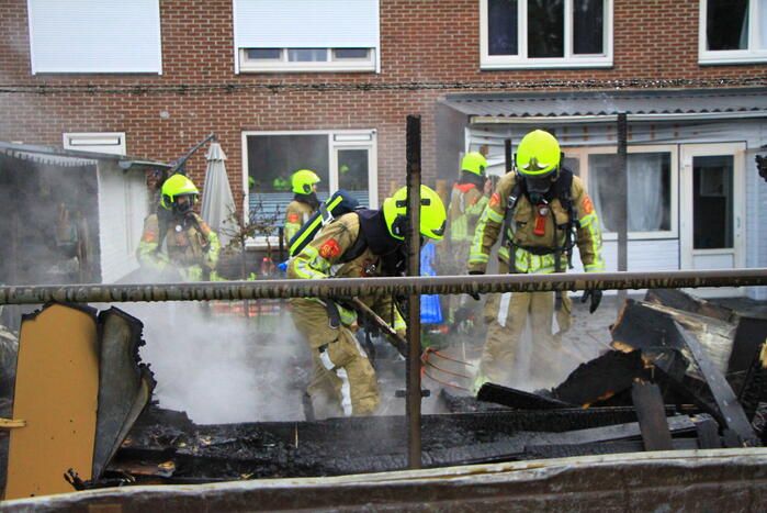 Flinke vlammen bij brand in achtertuin