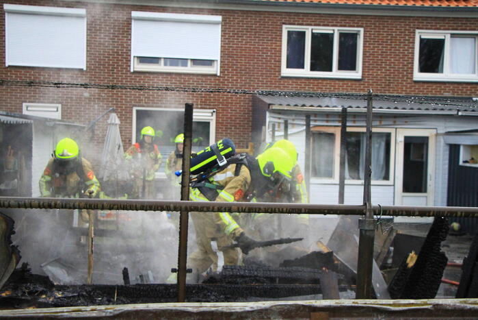 Flinke vlammen bij brand in achtertuin