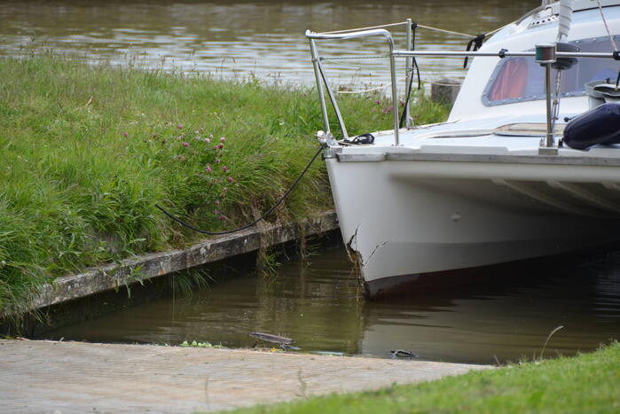 Catamaran loopt schade op bij botsing Harinxmakanaal
