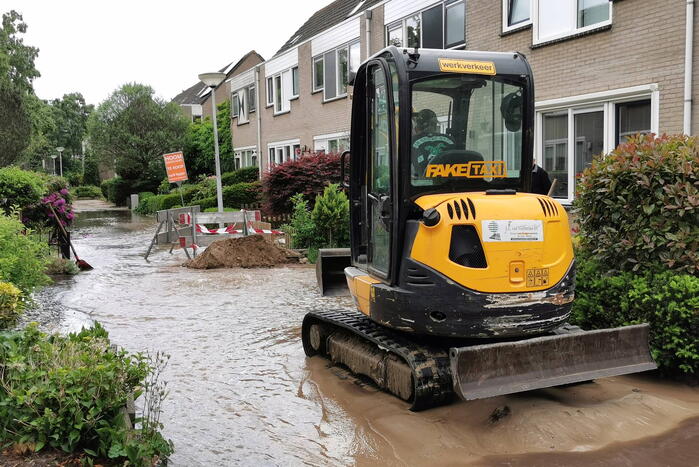 Straat blank door gesprongen waterleiding