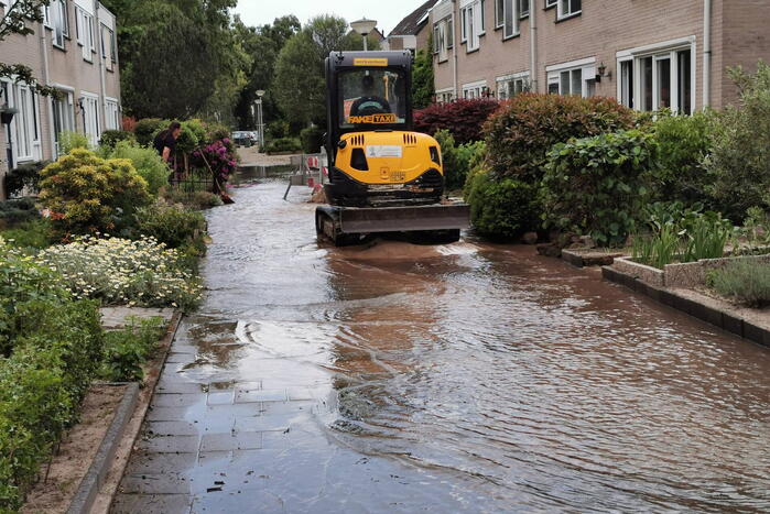 Straat blank door gesprongen waterleiding
