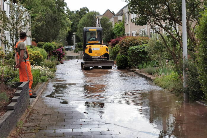 Straat blank door gesprongen waterleiding