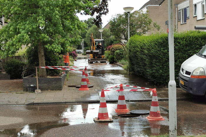 Straat blank door gesprongen waterleiding