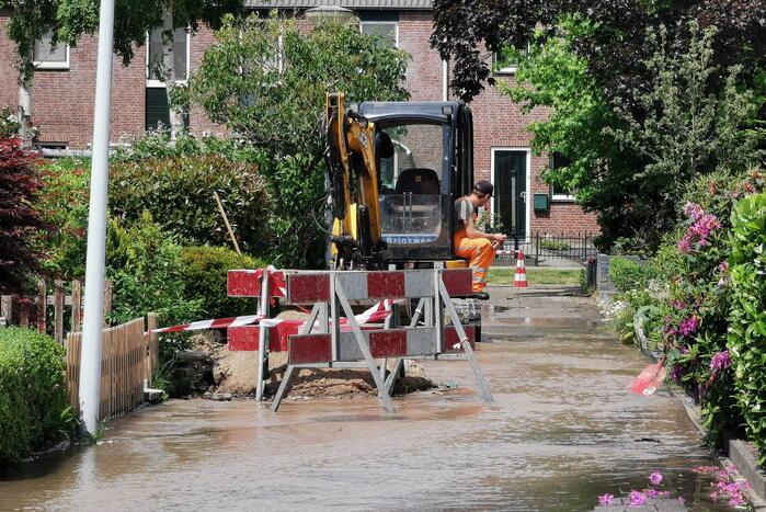Straat blank door gesprongen waterleiding